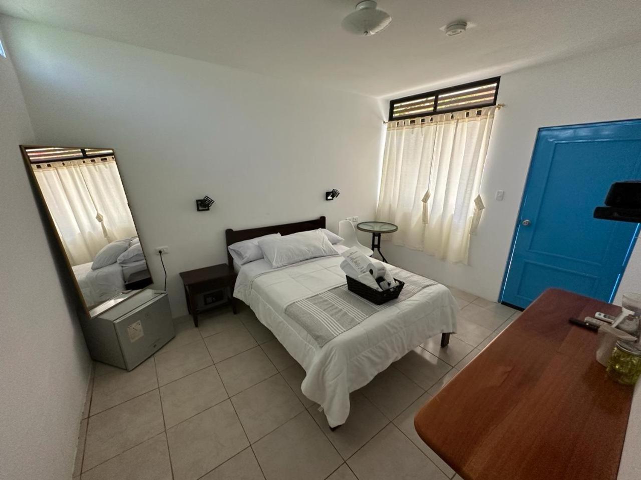 Hostel Cactus Puerto Baquerizo Moreno Zewnętrze zdjęcie